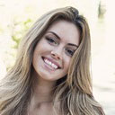 Laechelnde Blondine
